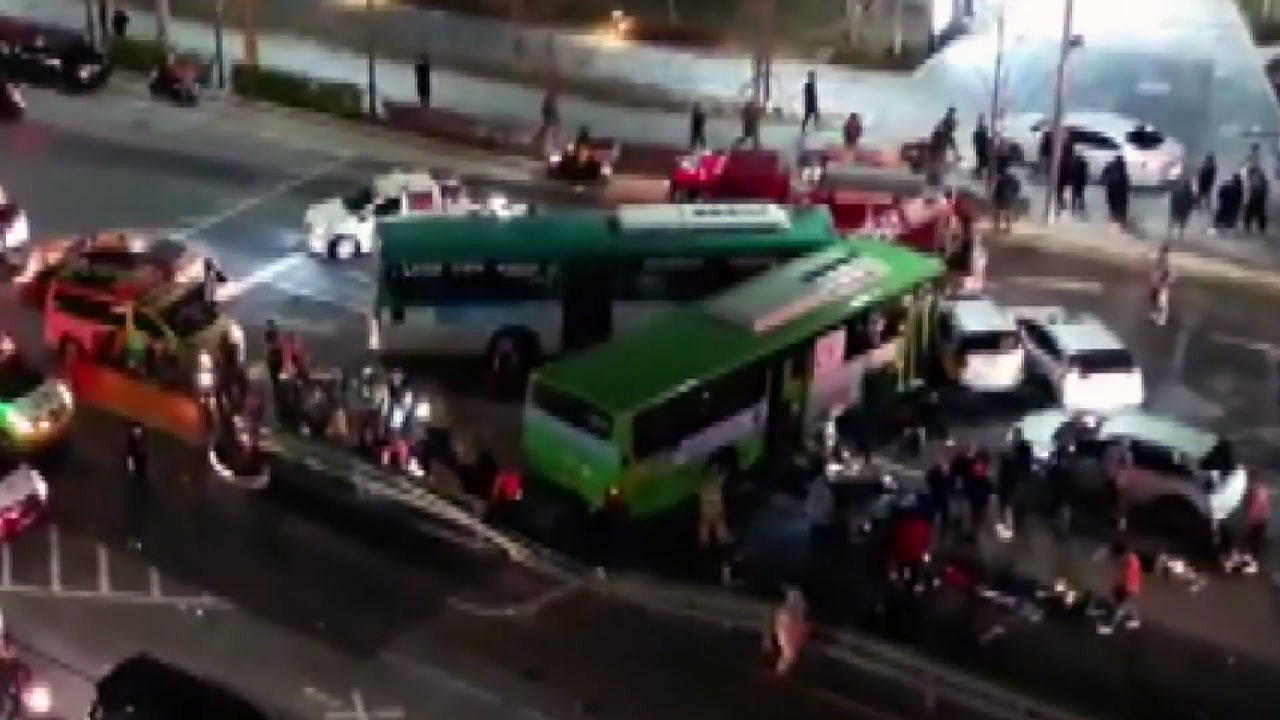 서울 시내버스 2대·차량 잇따라 충돌...40여 명 부상