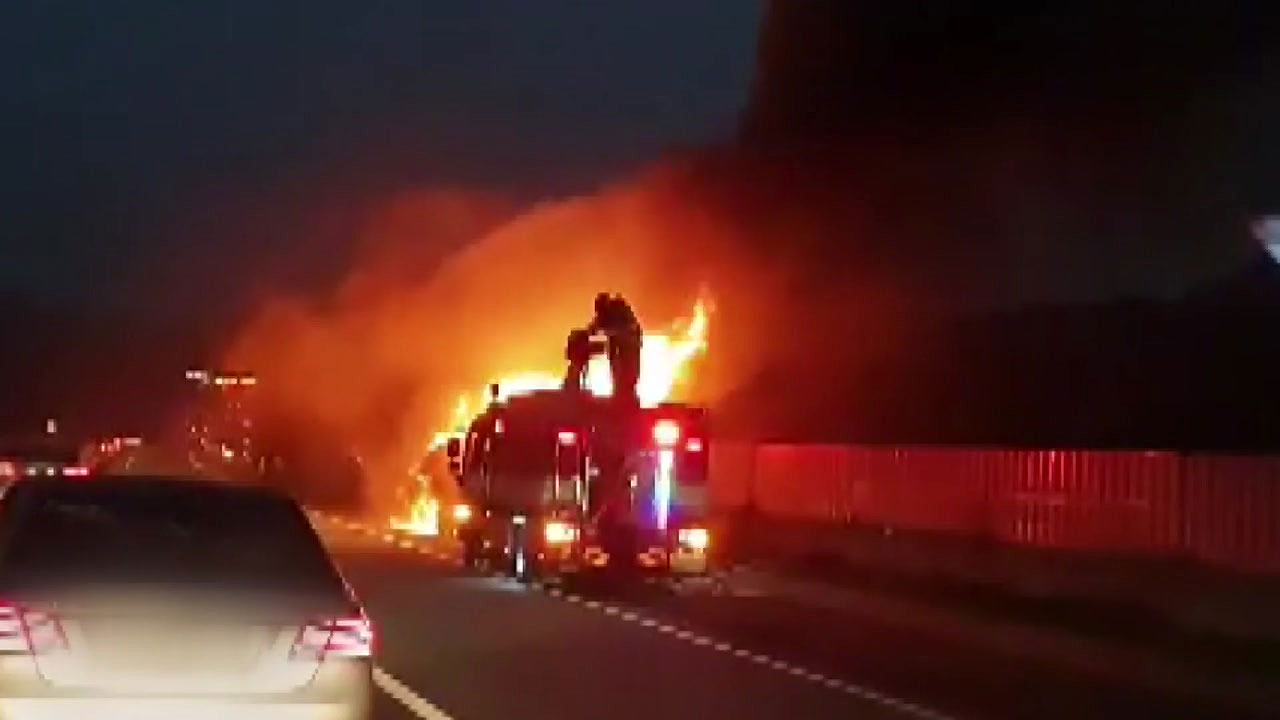 서천-공주 고속도로서 1톤 트럭에 불나 전소
