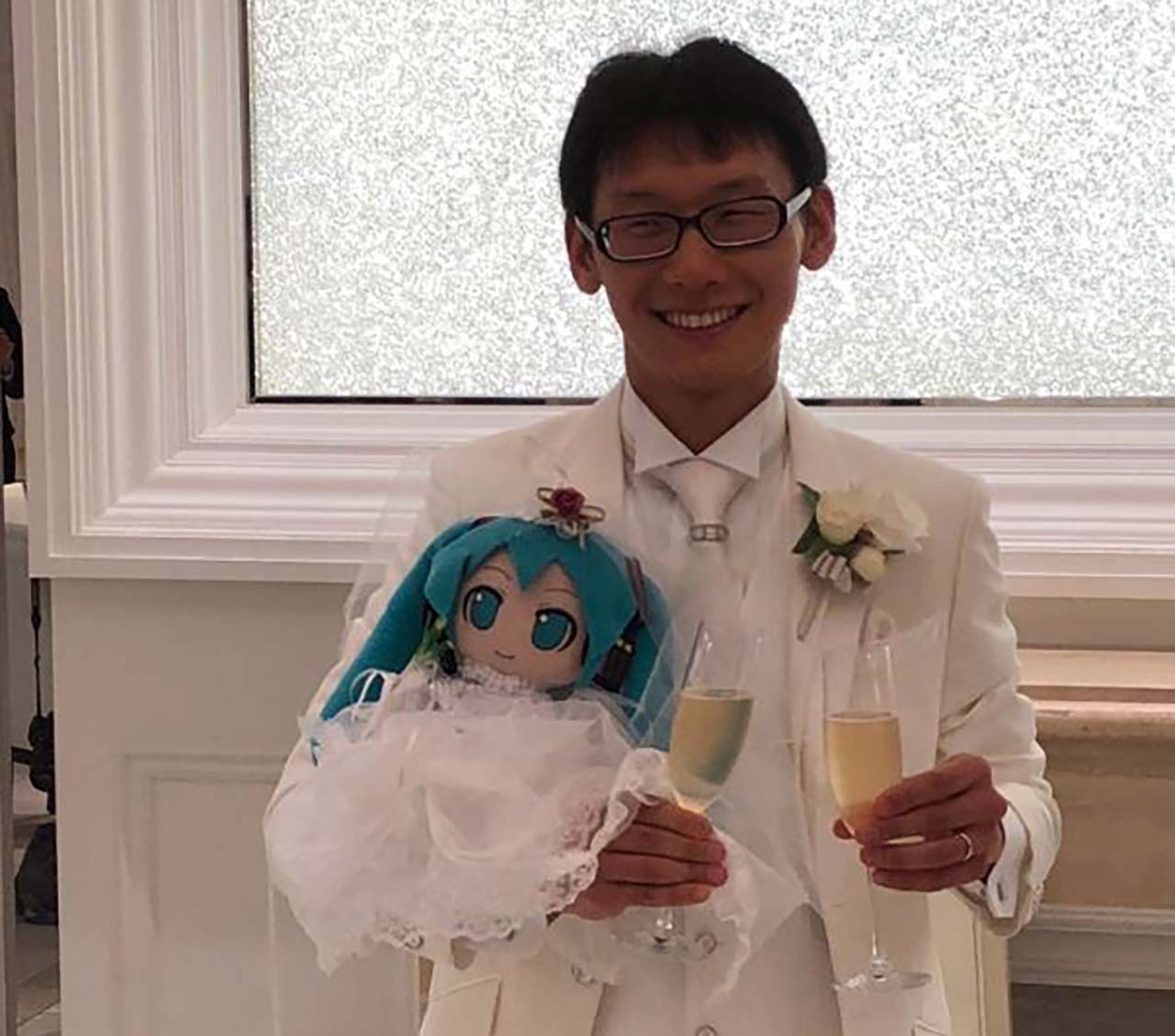 가상 아이돌 캐릭터와 결혼한 35세 일본 남성