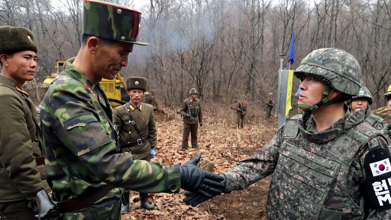 DMZ 화살머리 고지 도로연결...손 맞잡은 남북 군인