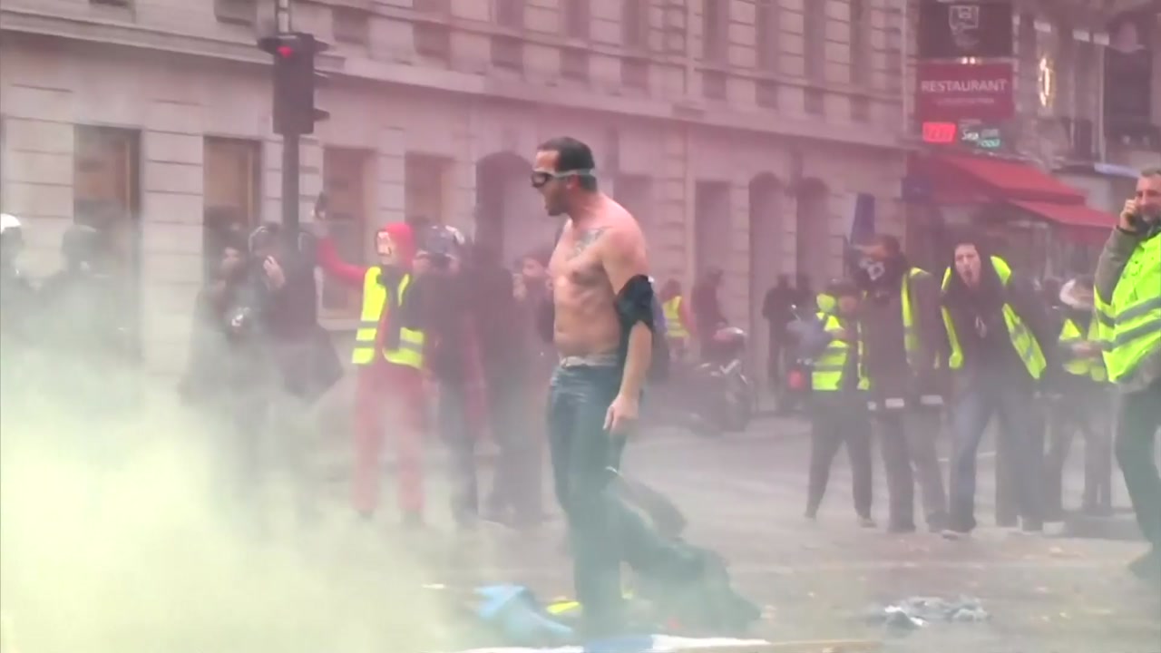 파리 '노란 조끼' 대규모 집회...최루가스·물대포 진압