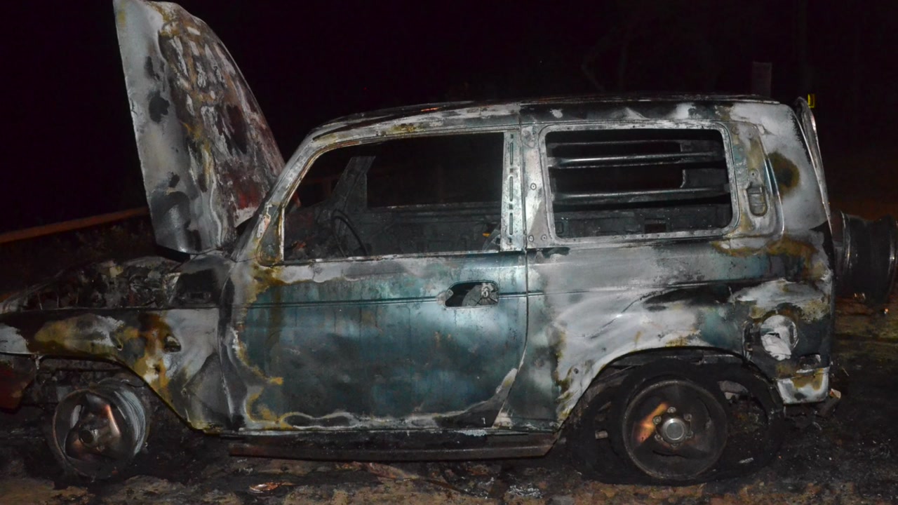 불길에 휩싸인 SUV...트렁크에서 시신 1구 발견