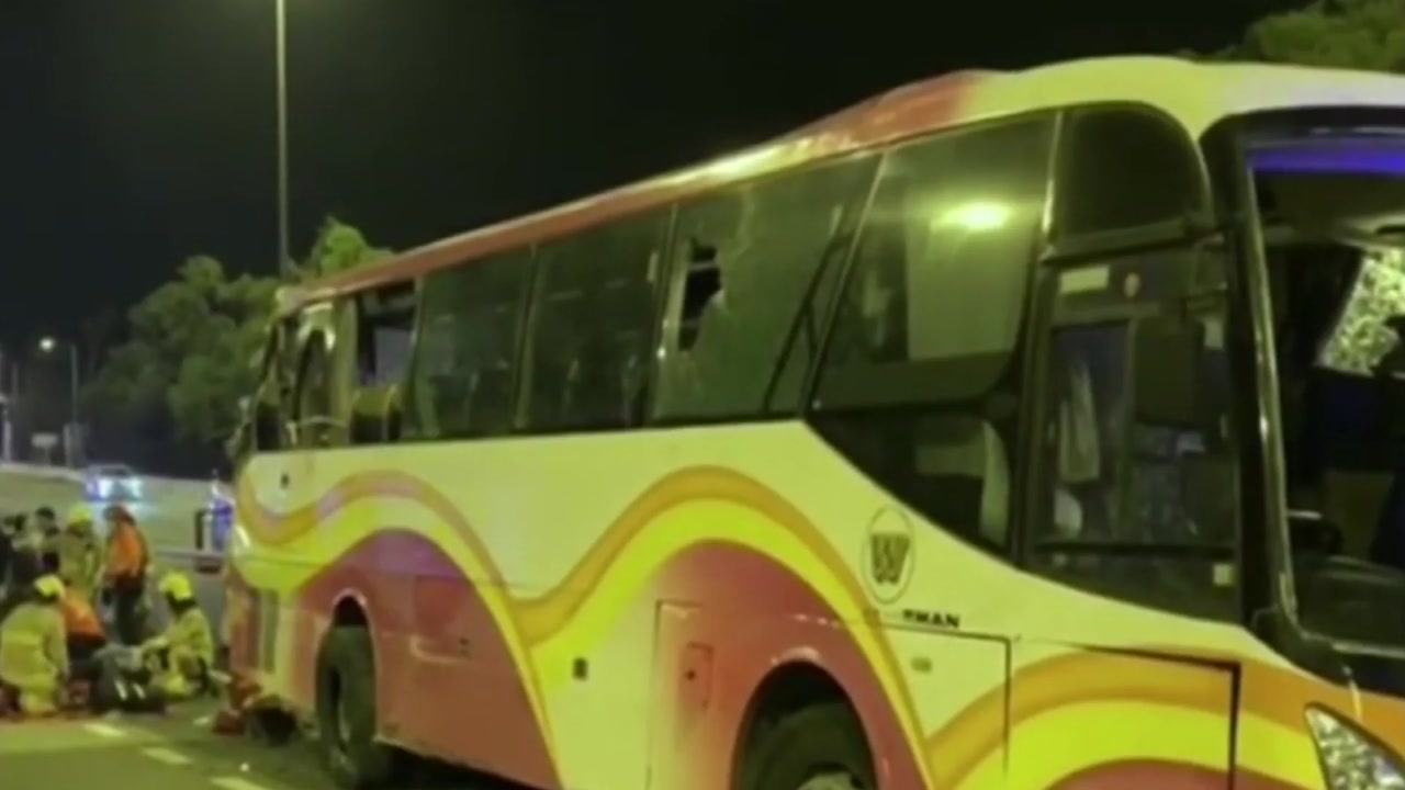 홍콩에서 버스가 택시 들이받아...5명 사망