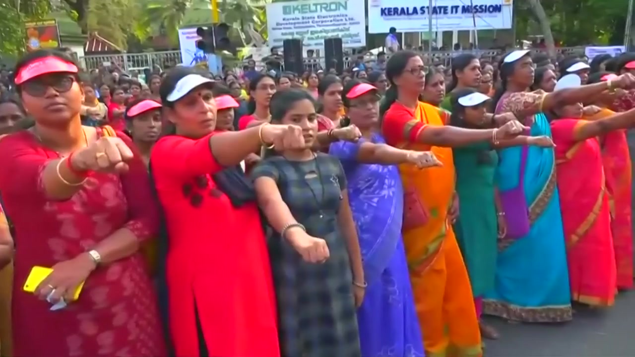인도 여성 500만명 620㎞ 인간 띠 시위..."사원 출입 막지 말라"