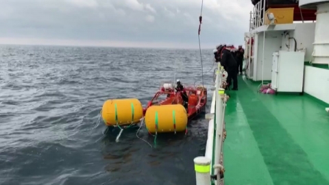 '통영 낚싯배 사고' 이틀째 실종자 수색...현장 찾은 가족들