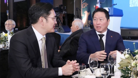 이재용 "이제부터 진짜 실력"...최태원 "삼성이 이런 얘기 할 때 제일 무섭다"