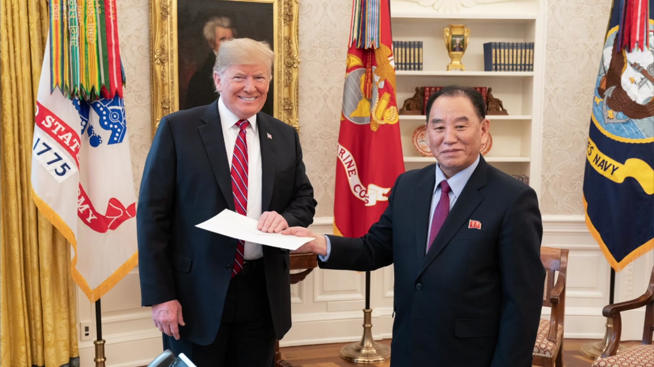 백악관, 김정은 친서 전달받는 트럼프 사진 공개