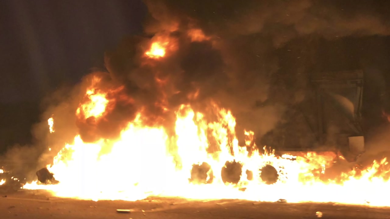 고속도로에서 탱크로리가 트럭 충돌 후 화재