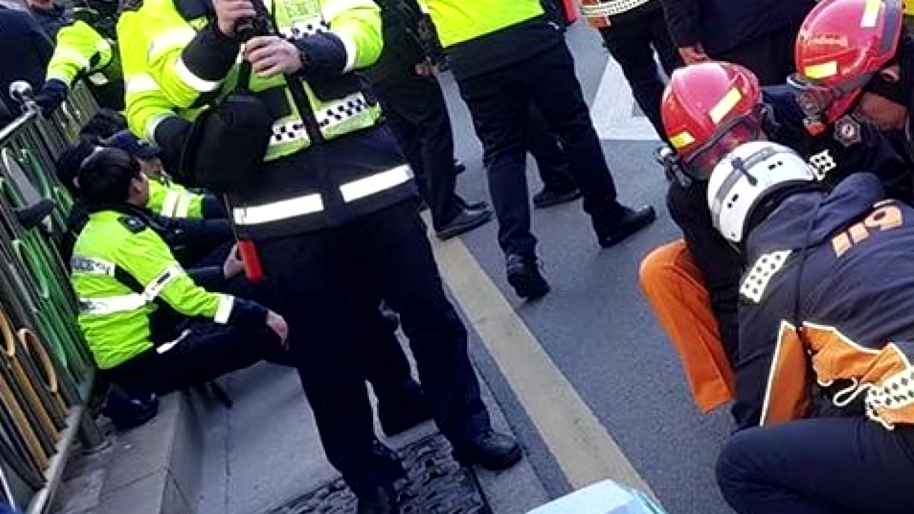 집회 행진대열 덥친 승합차...경찰·참가자 24명 부상