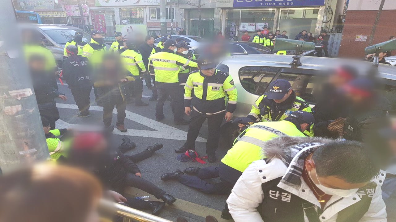 [취재N팩트] '재개발 반대' 행진 대열 덮친 승합차...경찰 피해 왜 컸나