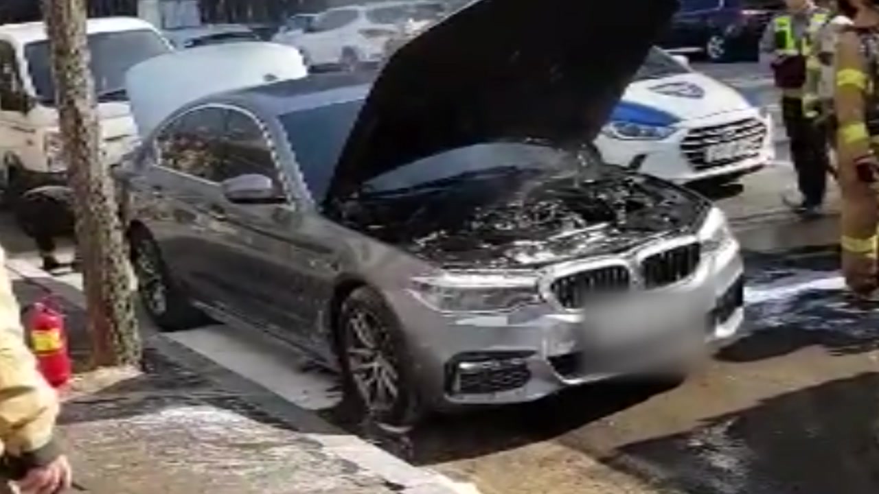 주차된 BMW 530i 차량 엔진룸에서 불