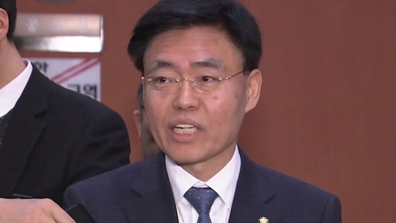 與 '스트립바 방문 의혹' 최교일 의원 징계안 제출