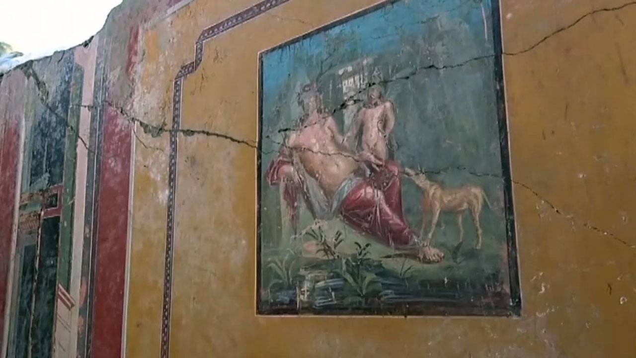 폼페이에서 2천 년 전 나르시시스 벽화 발굴