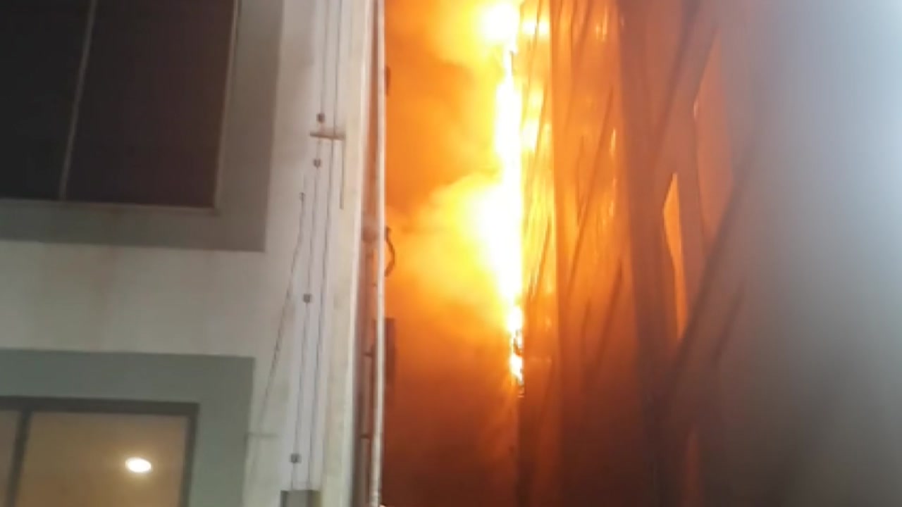 부산 상가 건물 외벽에 불...대피 소동