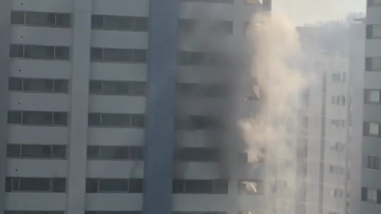 아파트 10층 화재...주민 60여 명 대피 소동