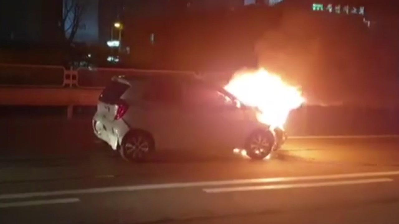 음주운전 SUV, 경차 추돌해 화재 발생