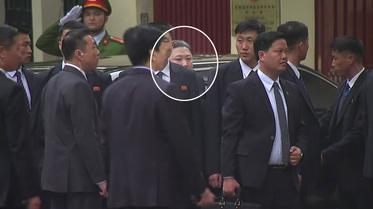 [현장영상] 김정은, 하노이 주재 북한대사관 도착