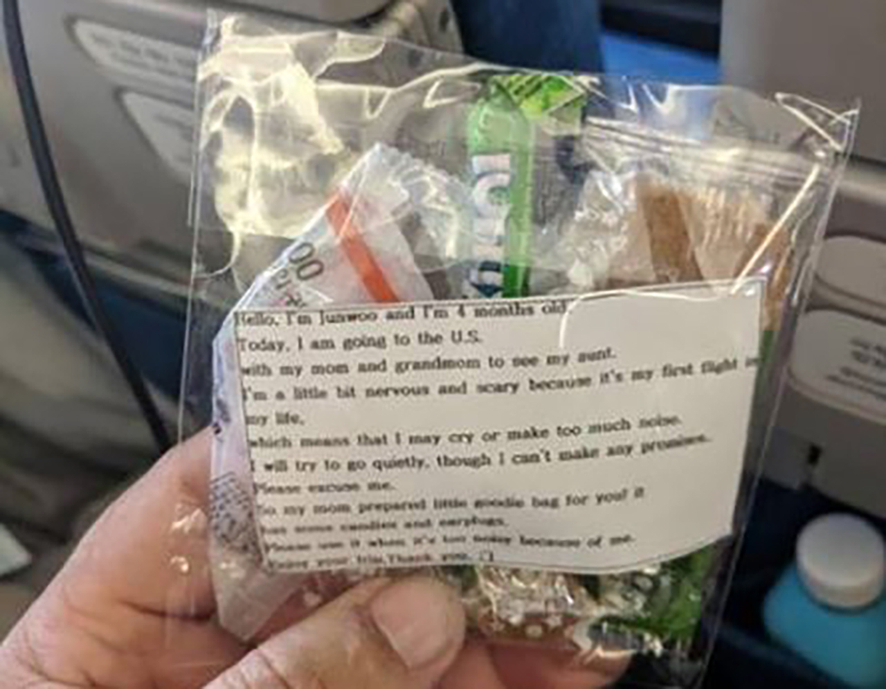 "시끄러울까 봐" 비행기서 한국인 엄마가 승객들에게 귀마개 선물해 화제