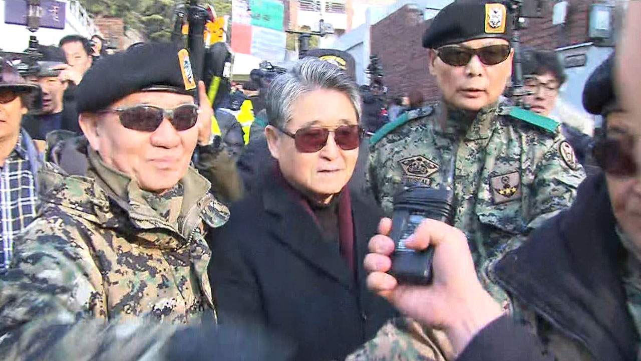 "전두환이 영웅이라 생각하나" 질문한 기자에 폭행·폭언