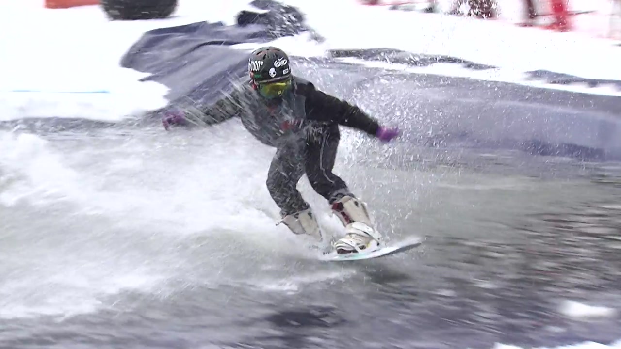 [영상] '가는 겨울이 아쉬워'...스키 타고 물웅덩이 질주