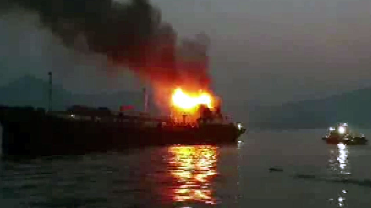 여수 석유제품 운반선 불...2명 사망·4명 구조