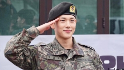 임시완, 팬들 축하 속 전역식...#설경구 #피부관리 #붕어빵 임시완, 팬들 축하 속 전역식...#설경구 #피부관리 #붕어빵
