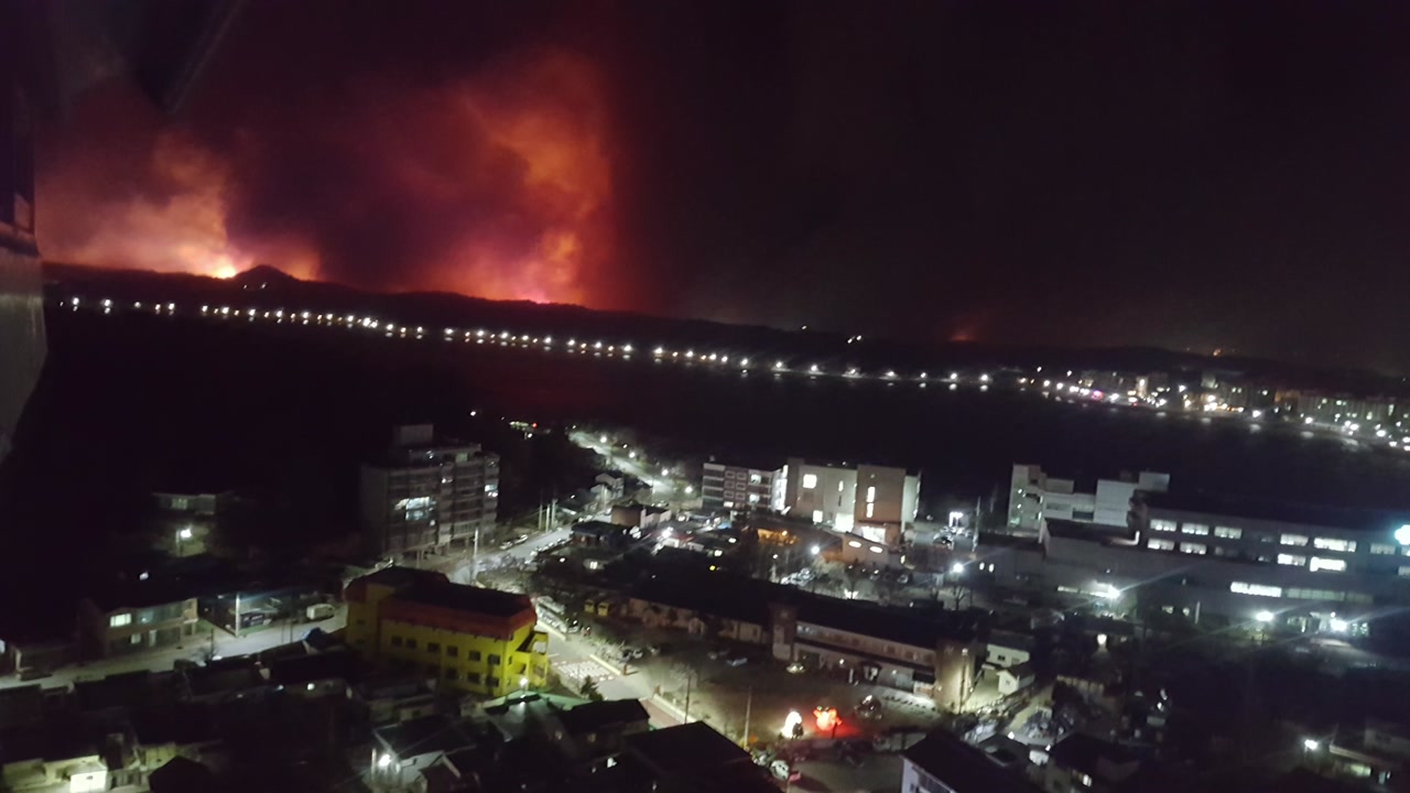 강원 인제에 이어 고성도 큰 산불...속초 시내로 급속 확산