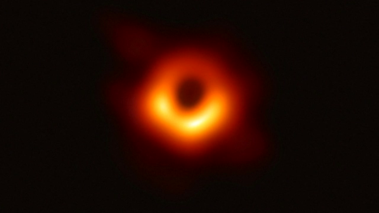'블랙홀' 관측 첫 성공..."블랙홀 연구 새 장 열려"