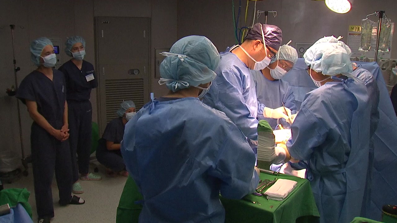 수술실의 낯선 외국 의사들...의료 연수 활발