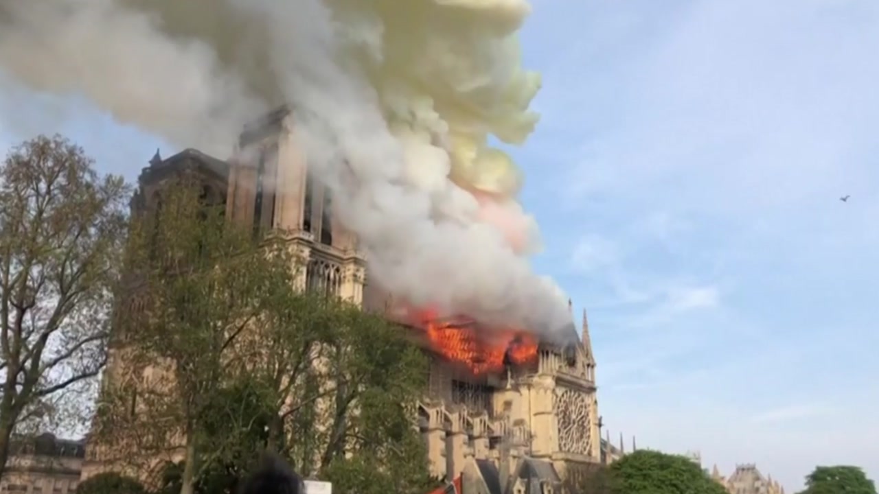 프랑스 파리 노트르담 대성당 화재...첨탑 무너져