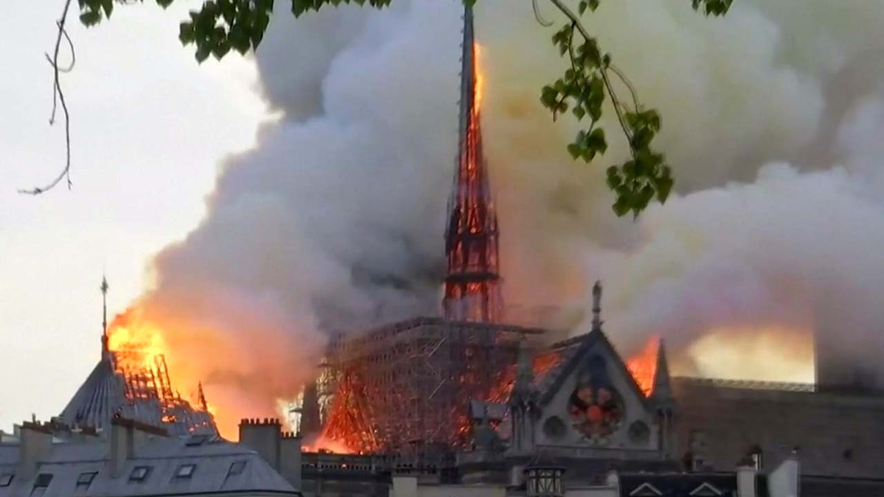 노트르담 대성당 화재...충격에 휩싸인 프랑스
