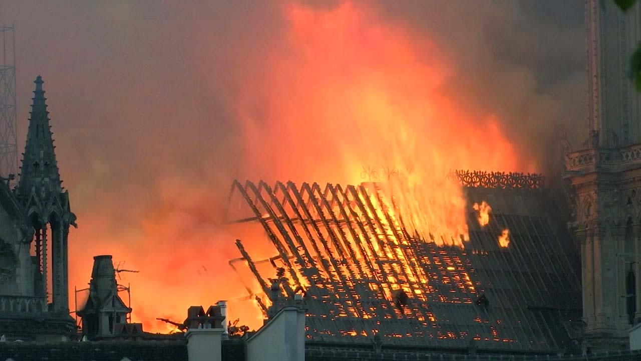프랑스 노트르담 대성당 화재...곳곳에서 눈물과 탄식