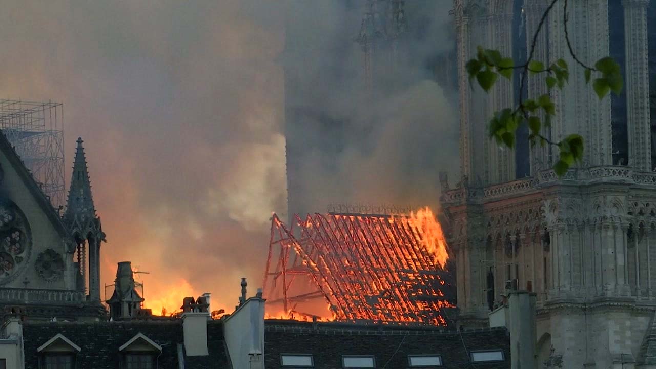 프랑스 파리 노트르담 대성당 화재...첨탑 붕괴