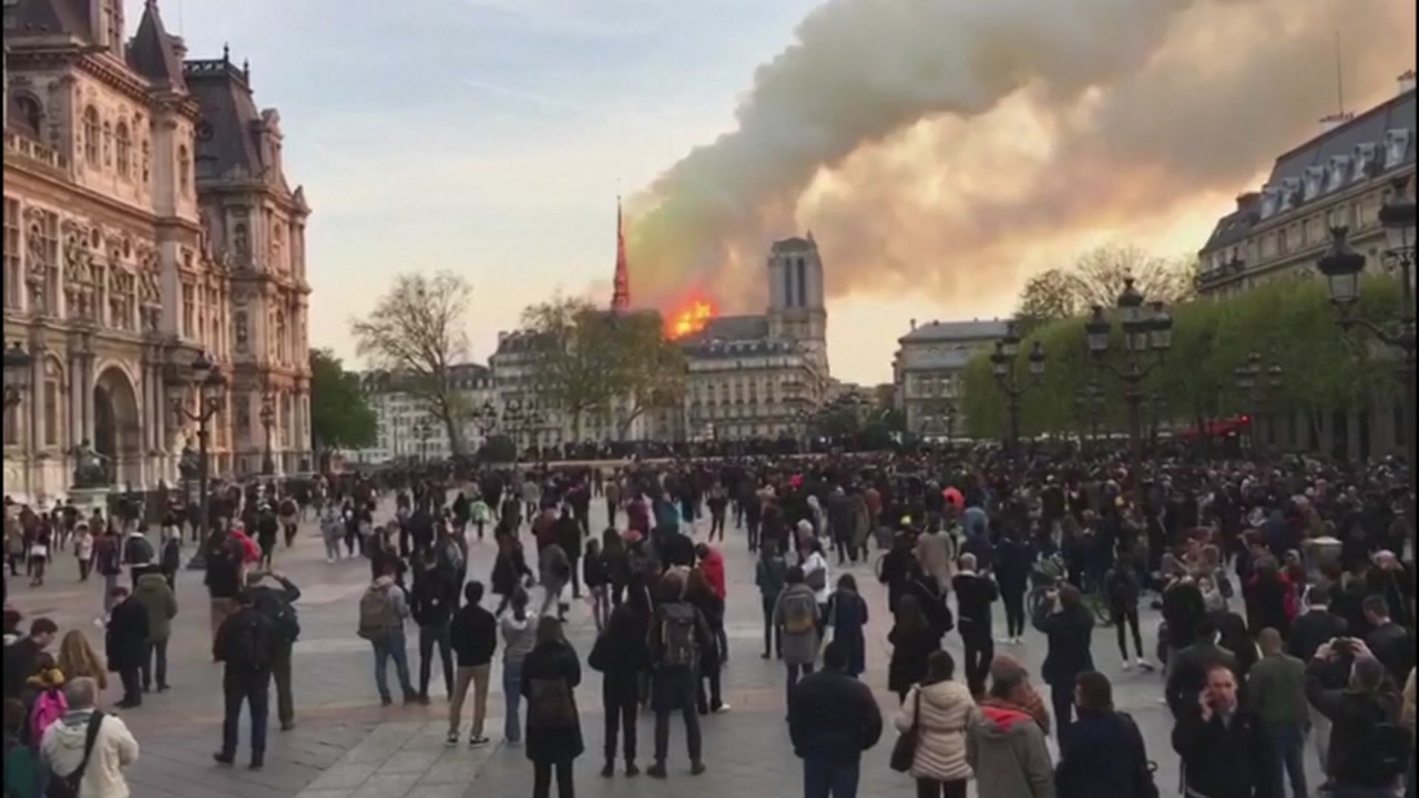프랑스 파리 노트르담 대성당 화재...첨탑 붕괴