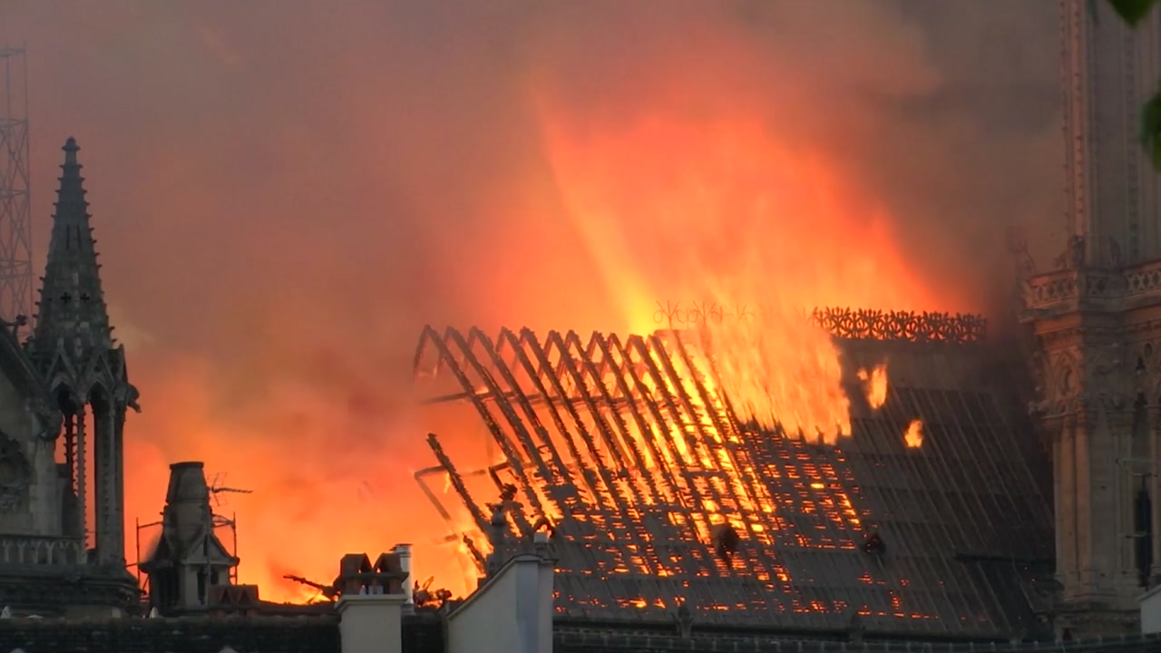 파리 노트르담 대성당 화재...첨탑과 지붕 붕괴