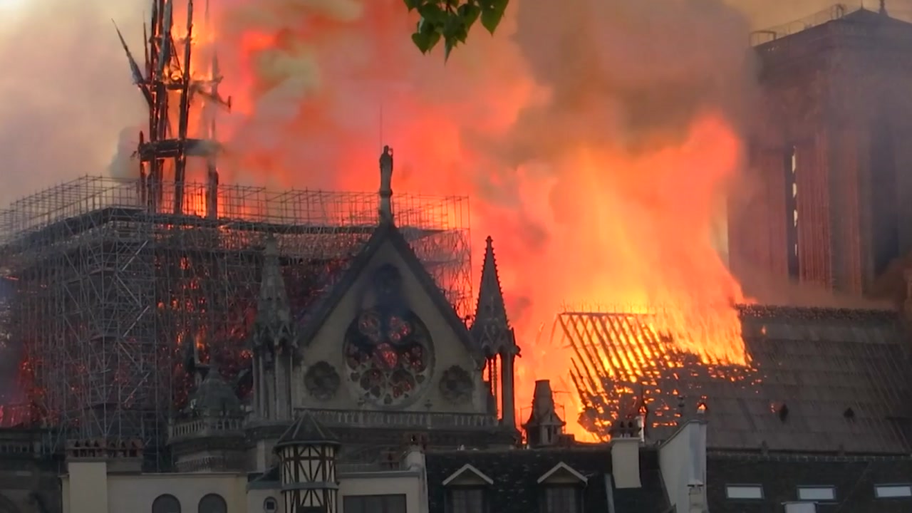 파리 노트르담 대성당 화재...첨탑과 지붕 붕괴