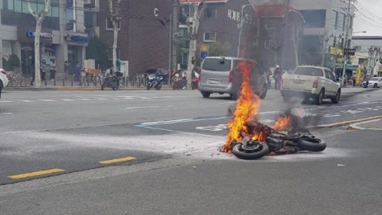 승용차와 오토바이 충돌 화재 발생  2명 다쳐
