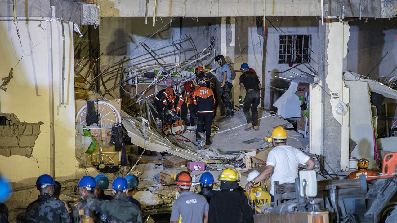 필리핀 지진...마닐라 루프탑 수영장에서 물 쏟아질 정도