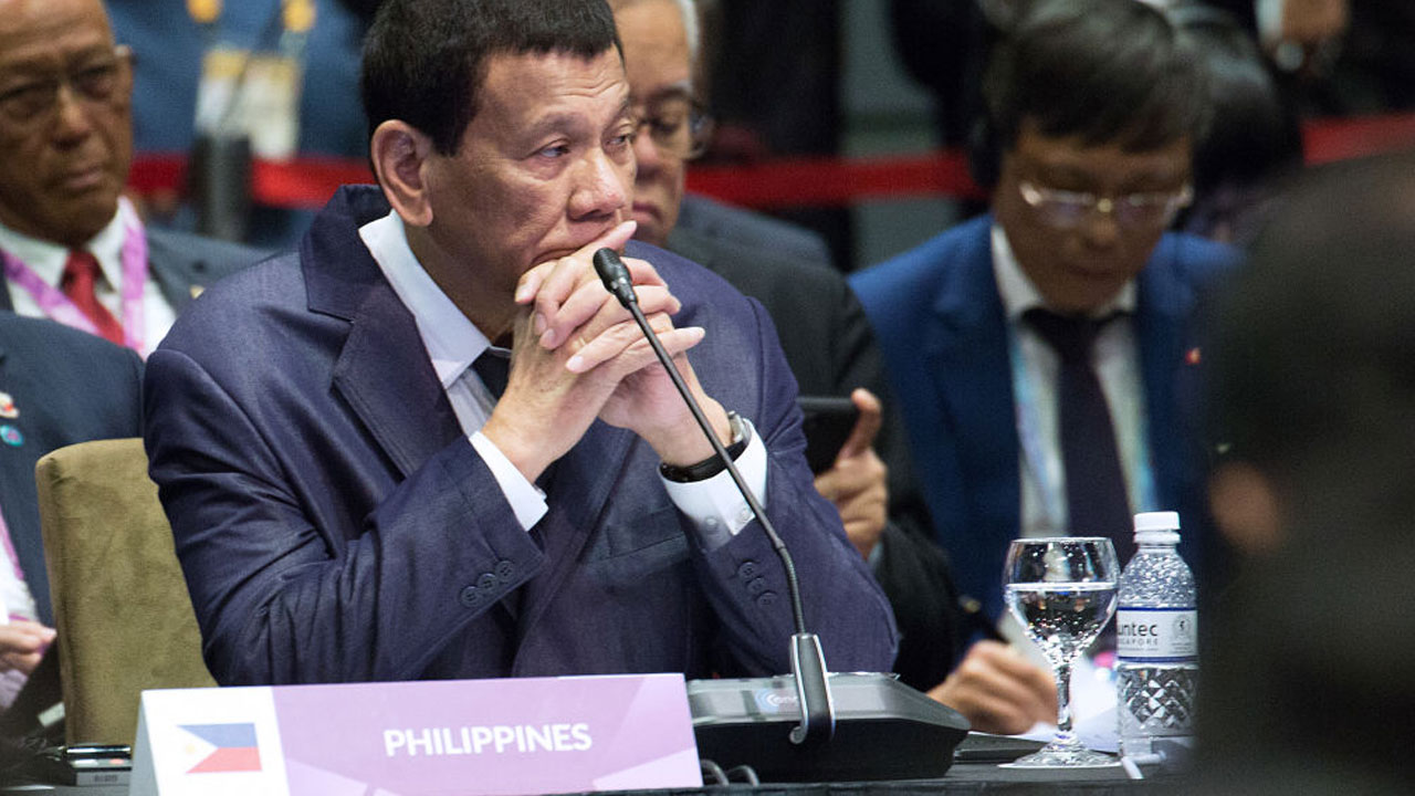 두테르테 필리핀 대통령 "캐나다와 쓰레기 전쟁 선포"
