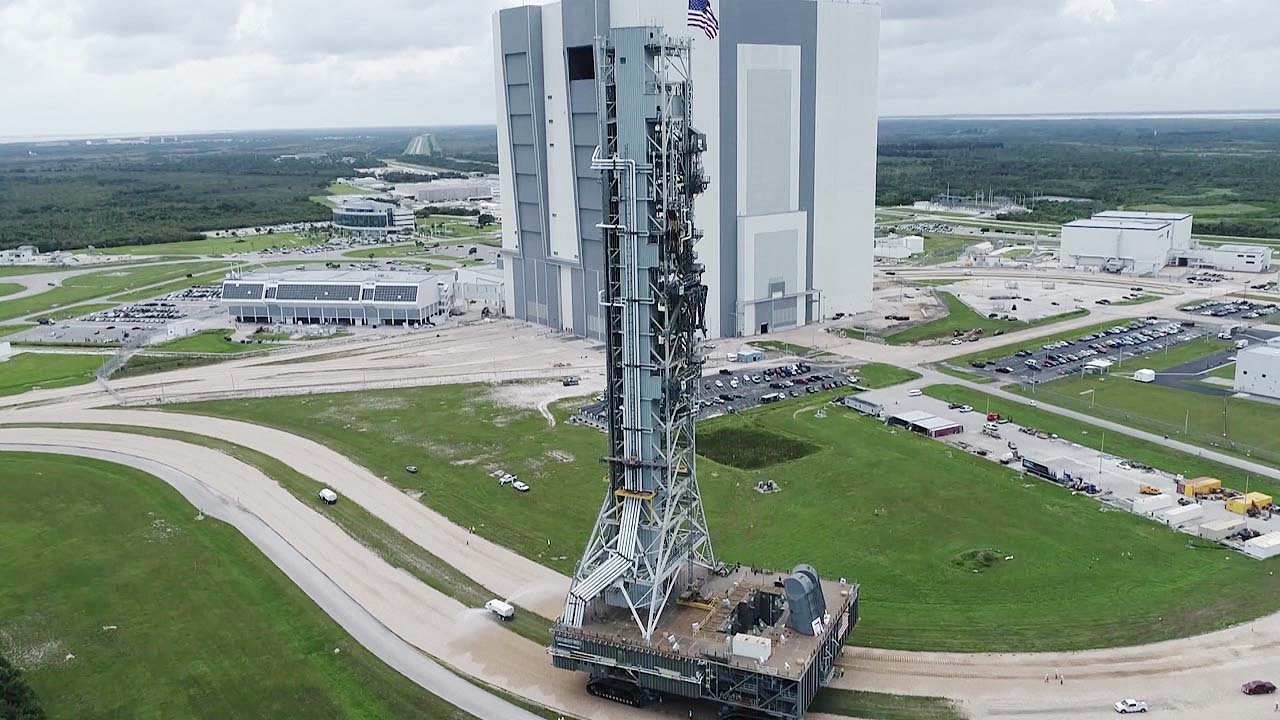 NASA 케네디우주센터 이동식 발사대 첫 공개