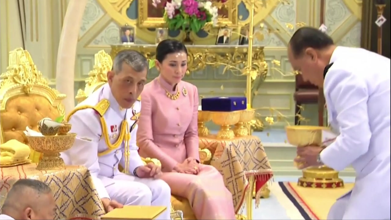 태국 국왕, 26살 차 근위대장과 결혼