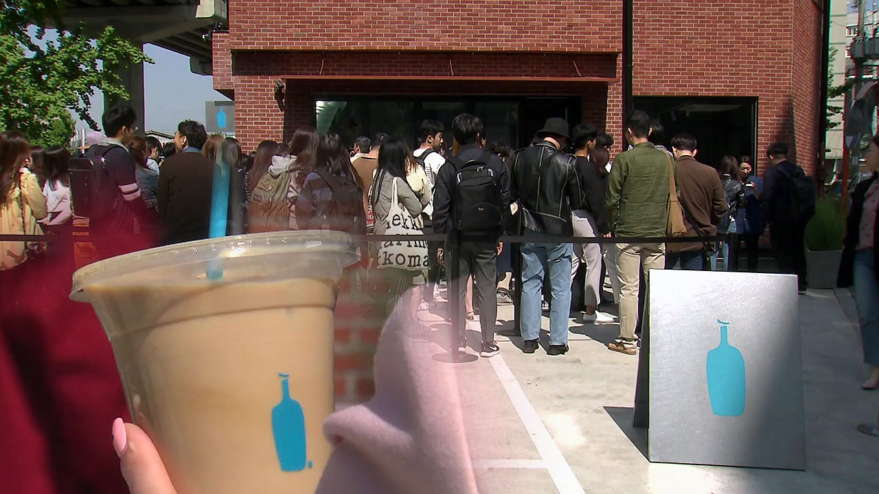 '커피계의 애플' 국내 1호점 오픈..."자정부터 줄서"