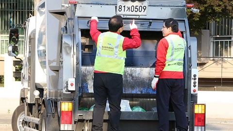 환경미화원들, 황교안 비판 "쓰레기 수거 차량 함부로 타지 마라" 