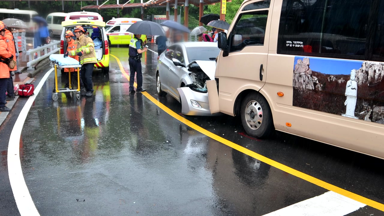 남해 보리암 순환버스·승용차 충돌·1명 중상·25명 경상