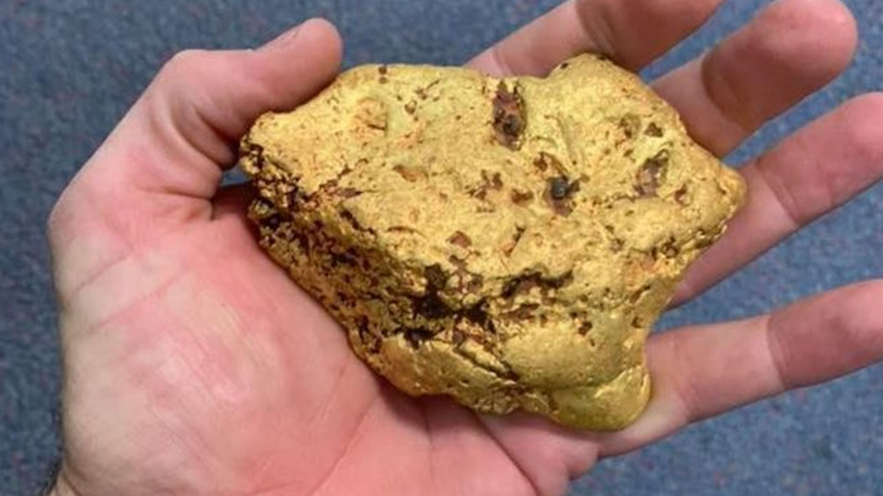 금속탐지기로 1억 원 상당 금 덩어리 발견한 호주인