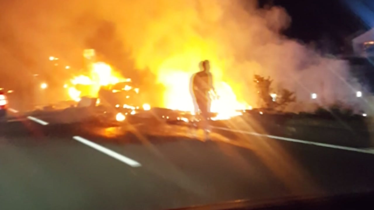 제주 평화로에서 트럭 들이받은 전기차 화재