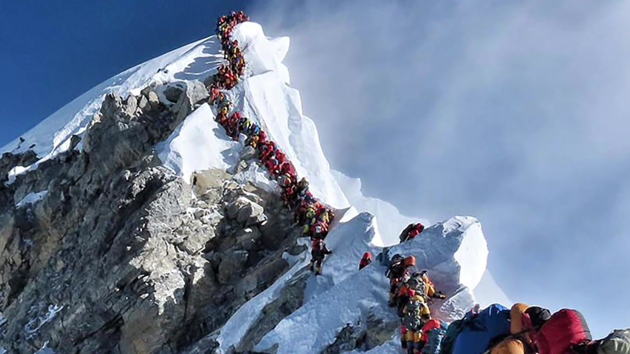 에베레스트 정상 병목현상 논란...네팔 "등반제한 안 한다"