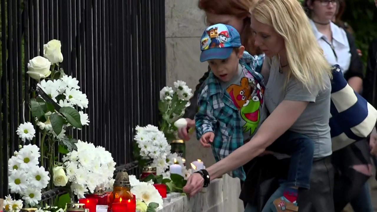 헝가리 韓대사관 앞 추모행렬...꽃과 촛불로 위로