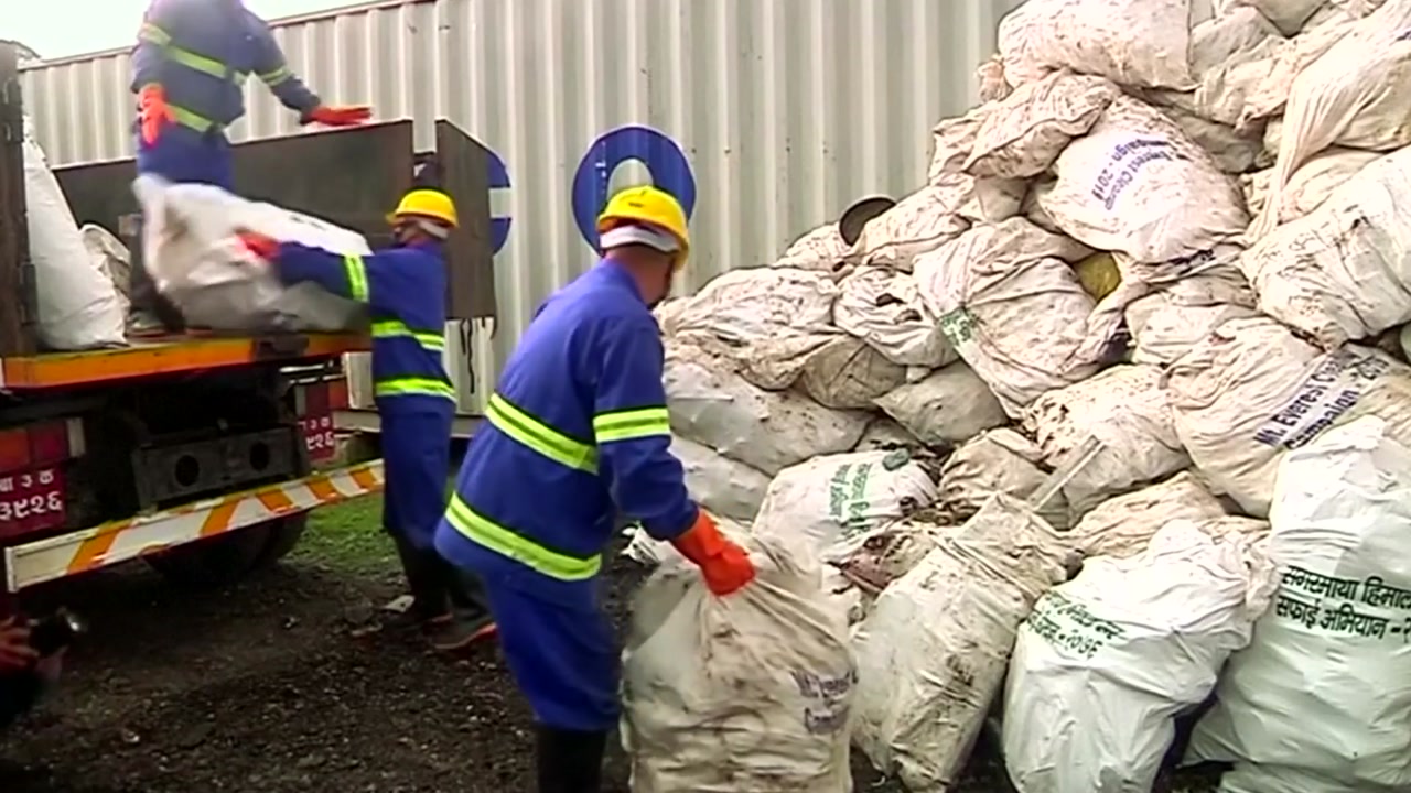 네팔, 에베레스트 대청소...쓰레기 11톤 수거, 시신도 4구 발견