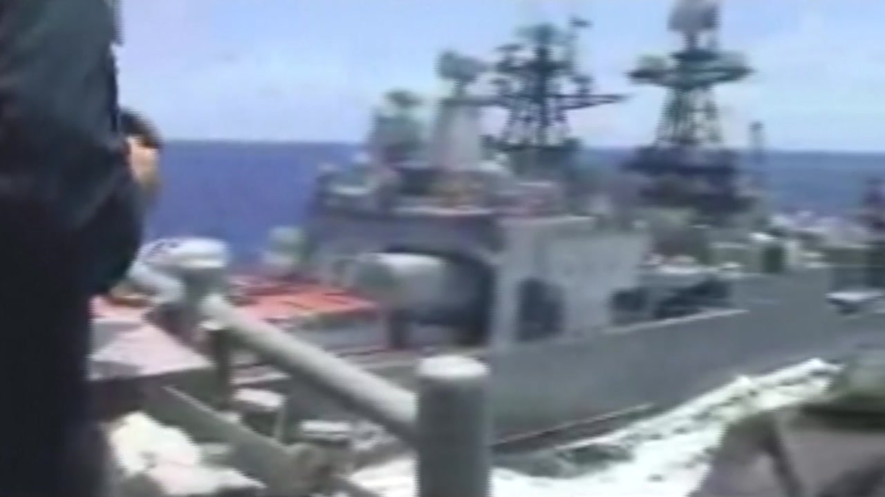 미국-러시아 군함, 동중국해에서 충돌 위기..."15m 근접"